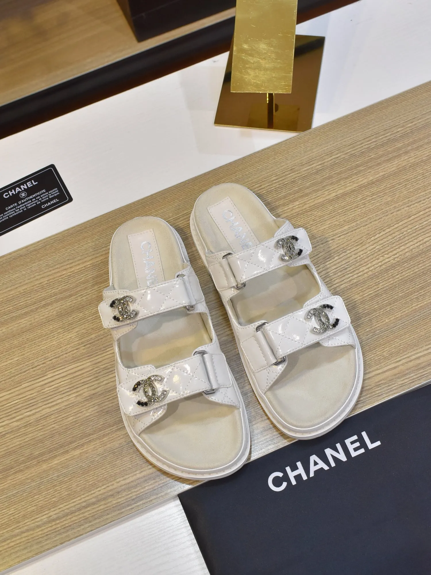 👟👟Ex-factory price 420👟👟 𝑐ℎ𝒶𝓃𝓮𝓁 2025 early spring double pearl latest season new Velcro slippers ————————————❤ European purchasing agent & fragrance grandma’s new fashion latest layout 🔛 Small fragrance sandals that exude lasting charm ~ The original development supports any comparison in the market 🆚The so-called smooth and natural lines To restore the original look, many celebrities have recommended it as one of the must-have items for spring. It is super comfortable on the feet! [Top version] ⚫ Size: 35-41 (41-42 customized, non-returnable)